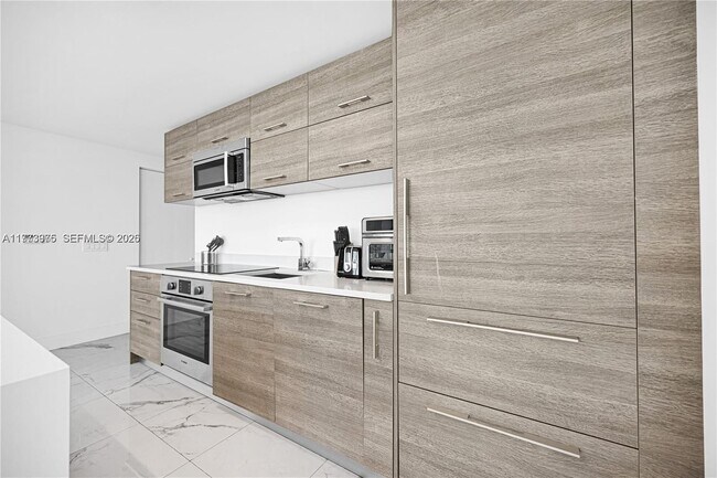 Photo - 650 NE 32nd St Unidad 2007