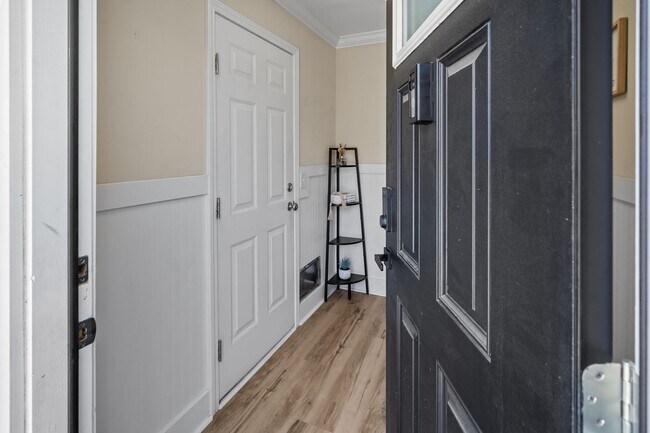 Photo - 3 Bedroom Townhome Across from Richmond Hill Golf Club