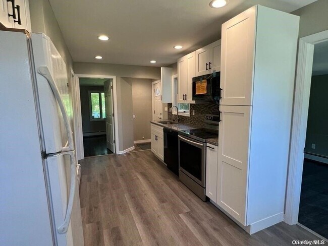 Photo - 253 E 17th St