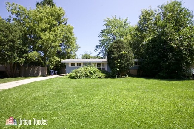 Building Photo - 1227 Wood Ave Unit J00W