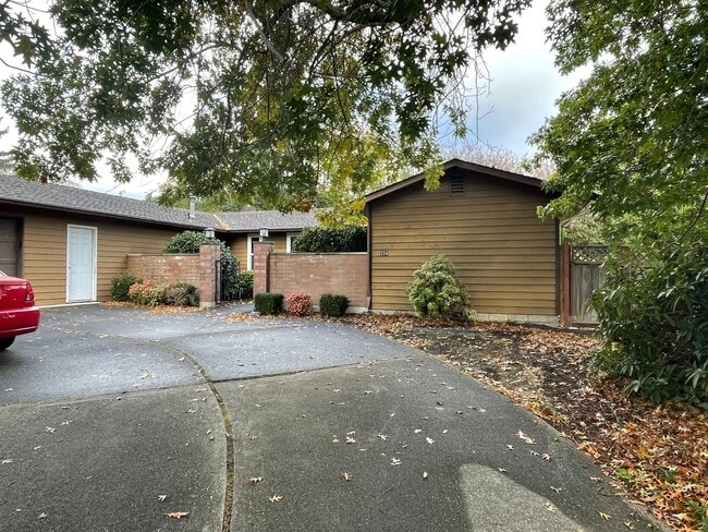 Building Photo - ***PENDING APPLICATION***Great Home on Corner Lot!