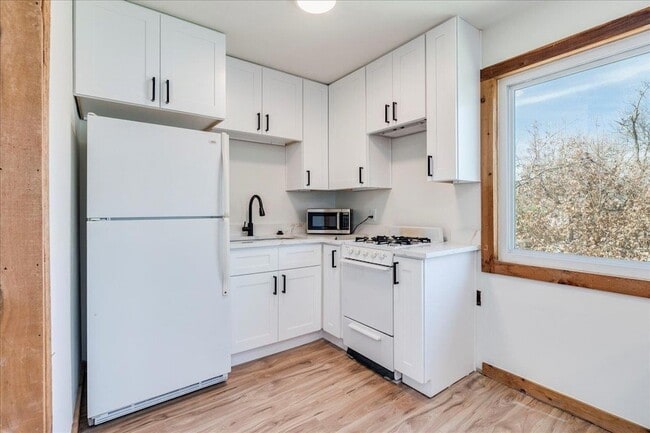 Photo - 512 E 49th St