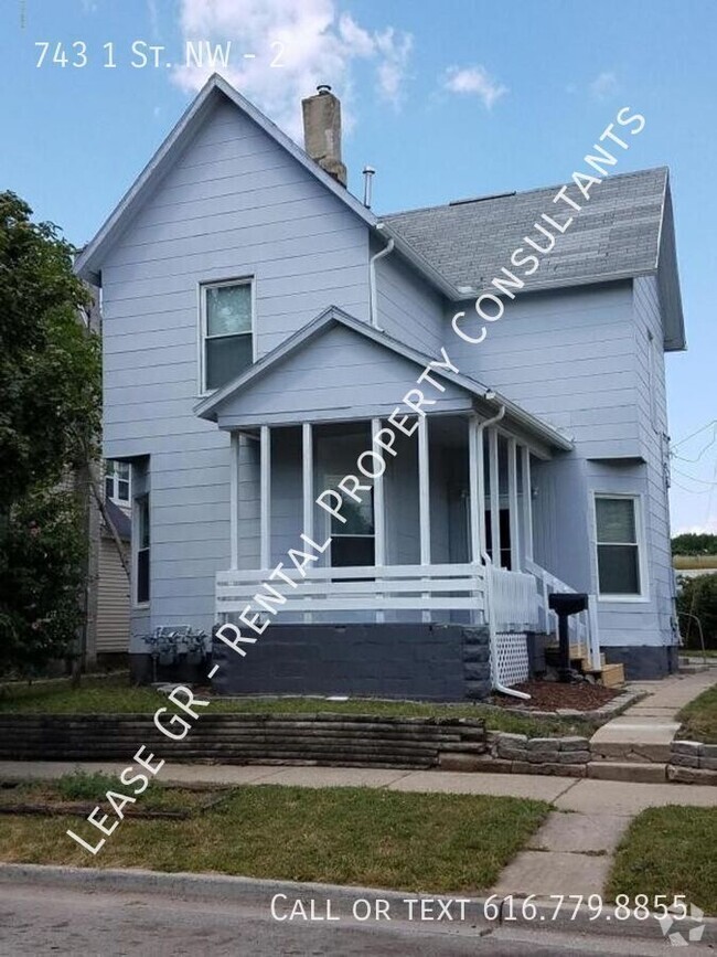 Building Photo - Two Bedroom Upper Duplex w/ Laundry In Unit 2 Rental