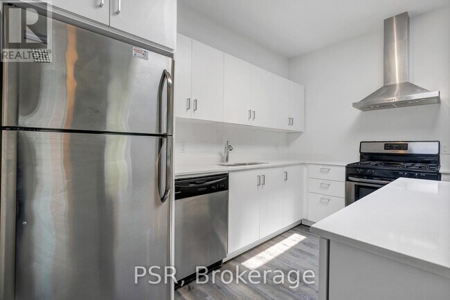 Photo - 464 College St