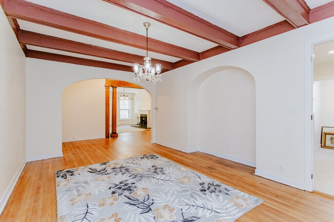 Building Photo - 5131 S Blackstone Ave Unit Blacksstone apartment-5131