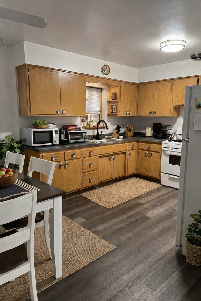 Building Photo - 5821 W Montrose Ave