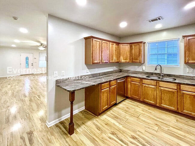 Photo - 1065 Fair St SW