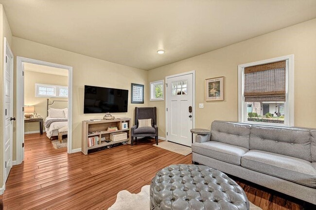 Photo - 983 N Main St