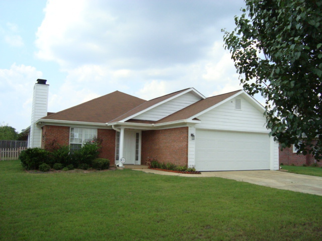 3 Bedrooms 2 Baths Double Garage home, Gar... - 3 Bedrooms 2 Baths Double Garage home, Gar...