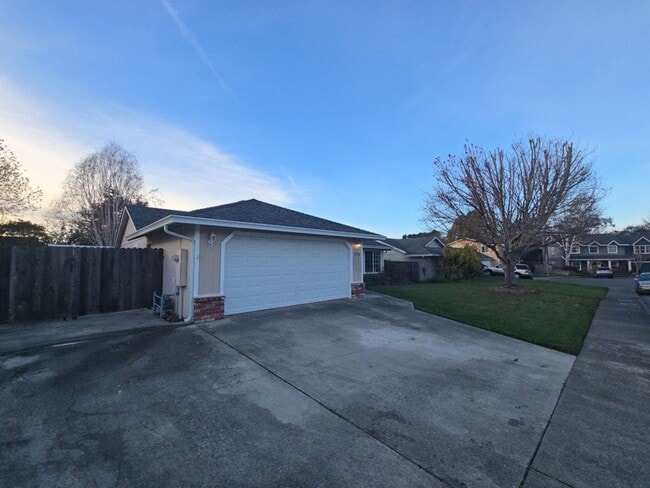 Photo - Pet friendly! 3DB/2BA Fortuna home on quiet road!