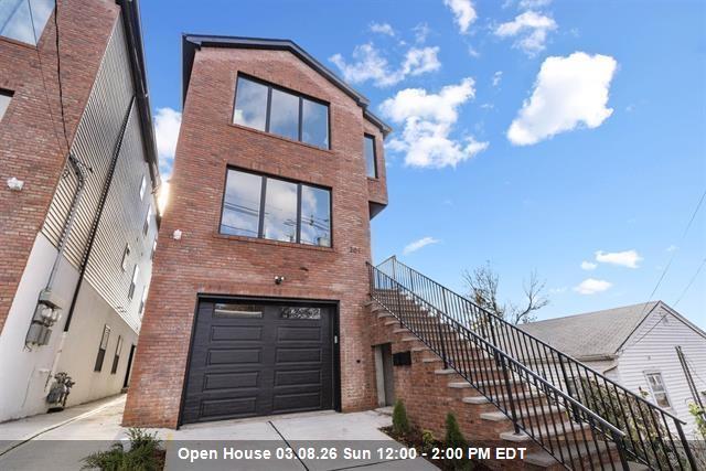 Building Photo - 201 Lincoln St