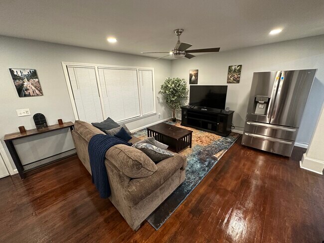 Photo - 911 Kings Grant Dr NW