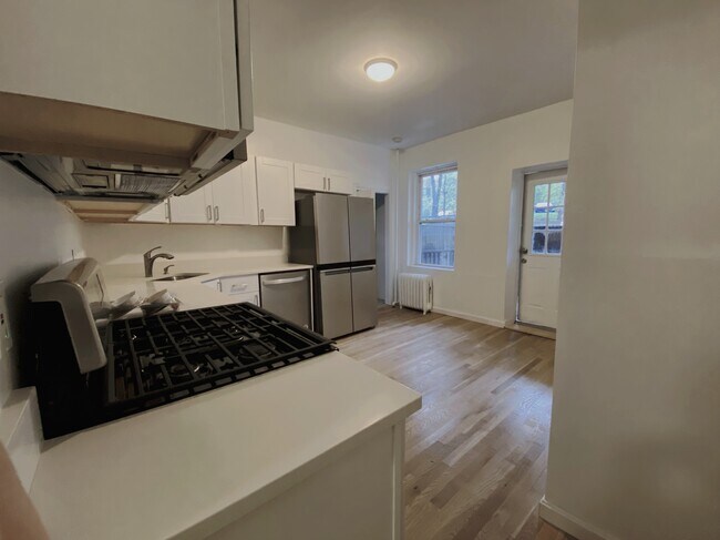 Kitchen with stainless steel appliances - 137 Chiswick Rd
