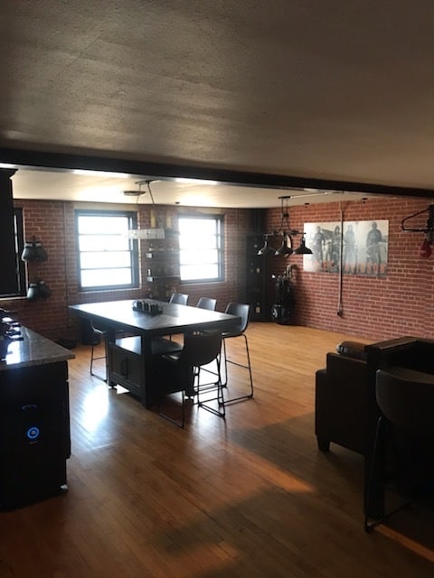 Building Photo - 115 E Tyler Unit 200