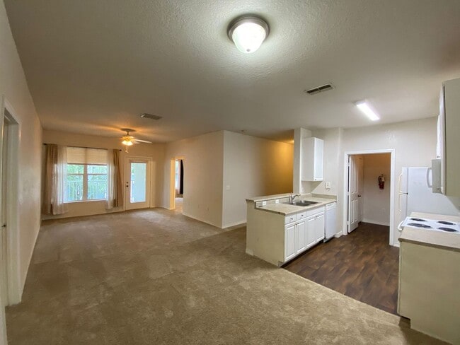 Building Photo - Top floor - 2 Bedrooms, 2 Bathrooms Rental