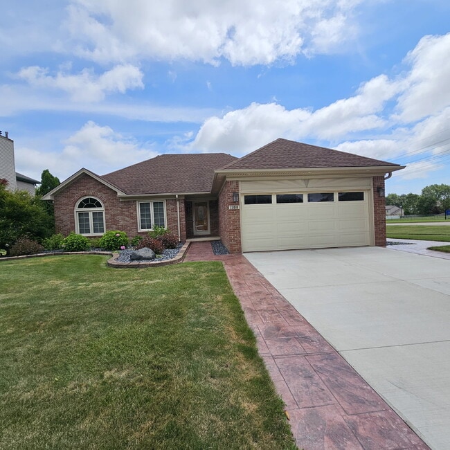 3 Bedroom, 2 Bathroom Brick Ranch w/ Overs... - 3 Bedroom, 2 Bathroom Brick Ranch w/ Overs... Apartment