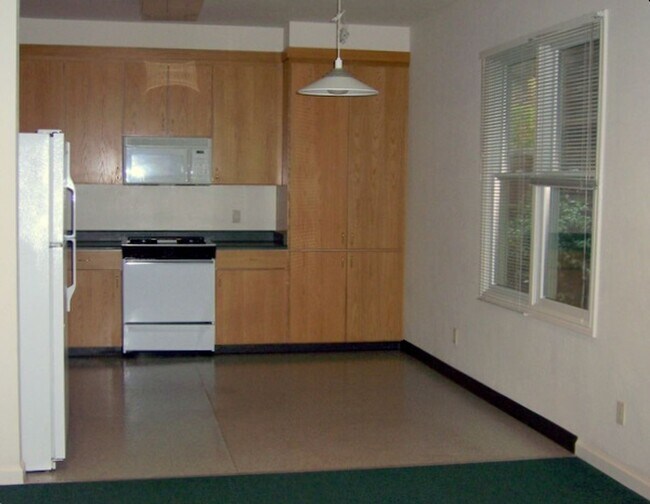 Photo - COMING SOON Spacious 5bdr/2bath units available for a lease ending May 30. Building is located at... Unidad B