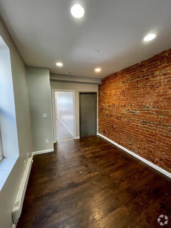 Building Photo - 2131 E Tioga St Unit 1st Floor Rental