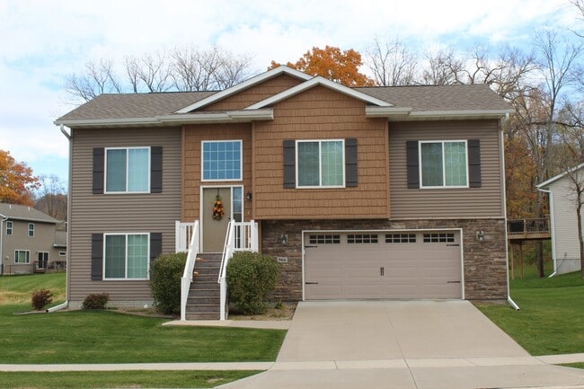 Building Photo - 4 Bedroom, 3 bath close to University