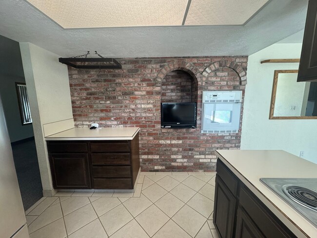 3 bed 2 bath house with attached garage an... - 3 bed 2 bath house with attached garage an...