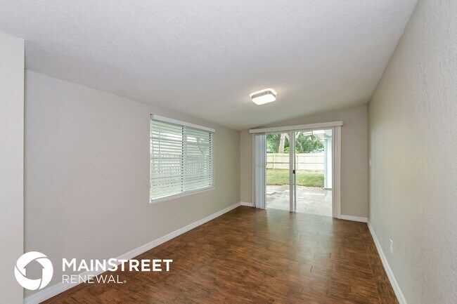 Photo - 111 42nd St W