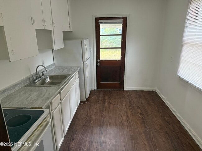 Photo - 947 Glencarin St