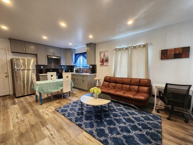 Photo - 337 E 65th St Unidad 335