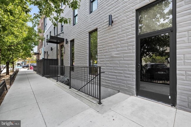 Building Photo - 400 S Conkling St Unit 6