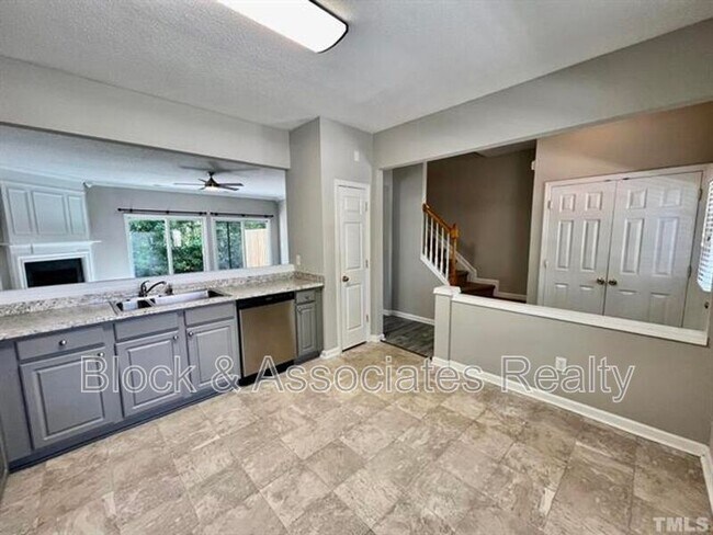 Photo - 412 Canyon Lake Cir