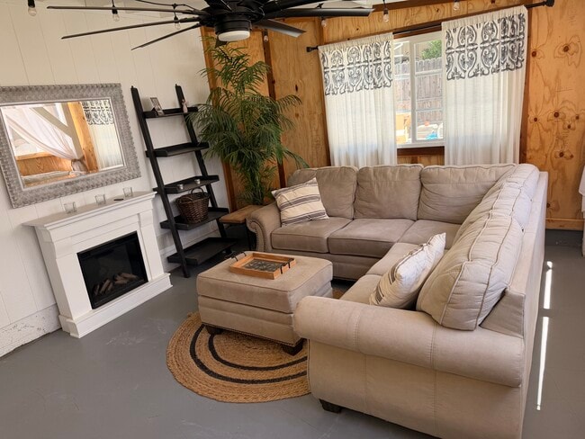 Screened porch, perfect for early mornings - 3075 Forest Hills Dr