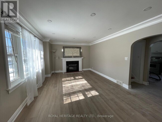 Photo - 1052 King St E