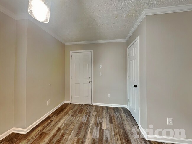 Photo - 915 Chapel Hill Dr SE