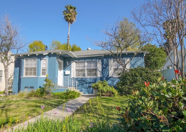 Building Photo - Remodeled 3-Bed Charmer Steps from Ventura Blvd