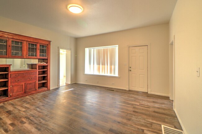 311 E 200 N Unidad Main floor
