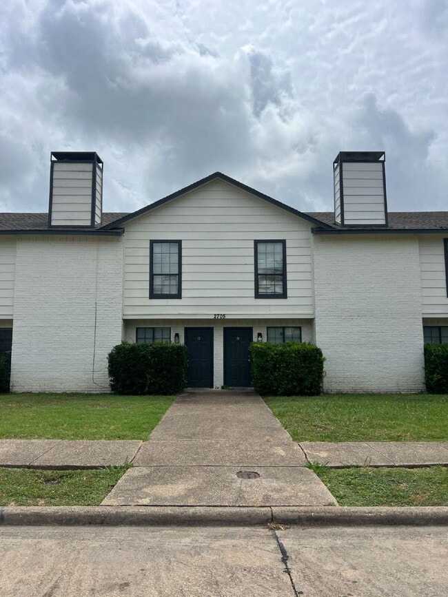 Building Photo - 2705 Wimbledon Ct Unit B Rental