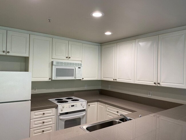 Building Photo - Spacious Seattle Condo - $2,500