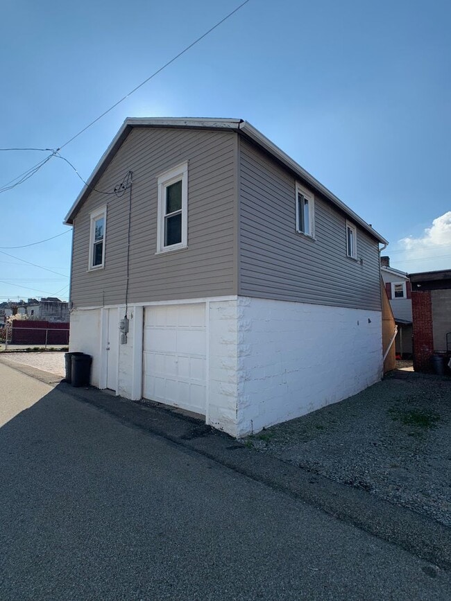 Building Photo - Cozy 1-Bedroom House With Garage!!