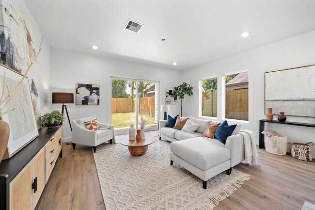 Photo - 406 E 33rd St