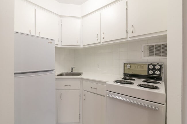 Building Photo - 3495 Av Van Horne