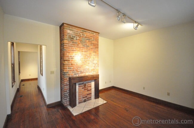 Living room - 39 E Russell St Unit 39