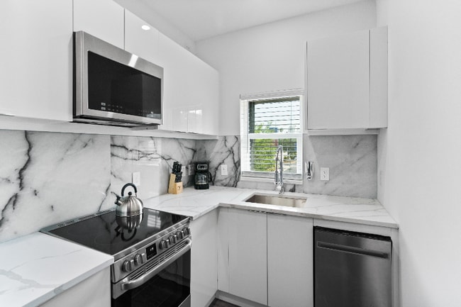 Building Photo - 927 S Howard Ave Rental
