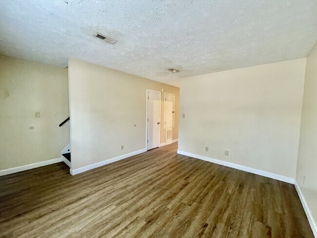 Photo - 2 bedroom, 1.5 bathroom townhome in Creeks Edge. Accepts Section 8.