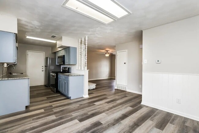 Photo - 2300 Narobi Pl