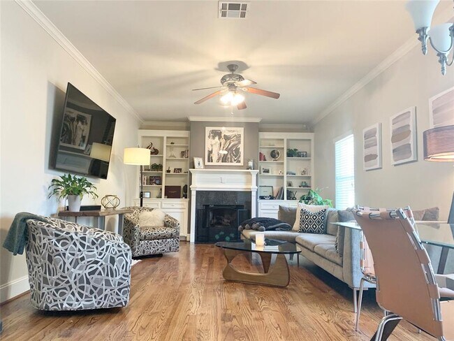 Photo - 319 W 10th St