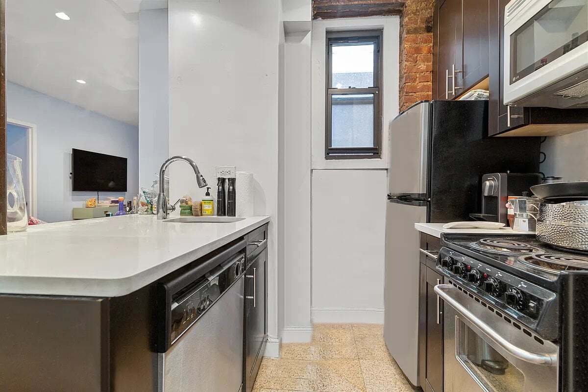 Photo - 141 W 10th St Unidad 4