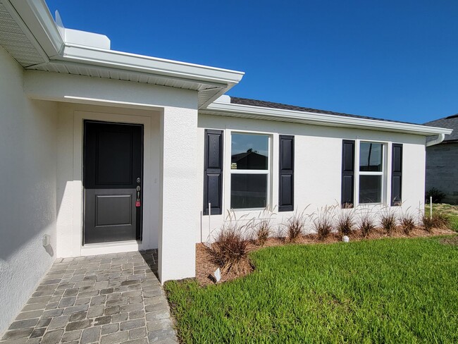 Photo - Charming & Modern 4 Bed 2 Bath with Screened Lanai