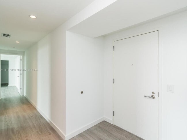 Photo - 501 NE 31st St Unidad 2108