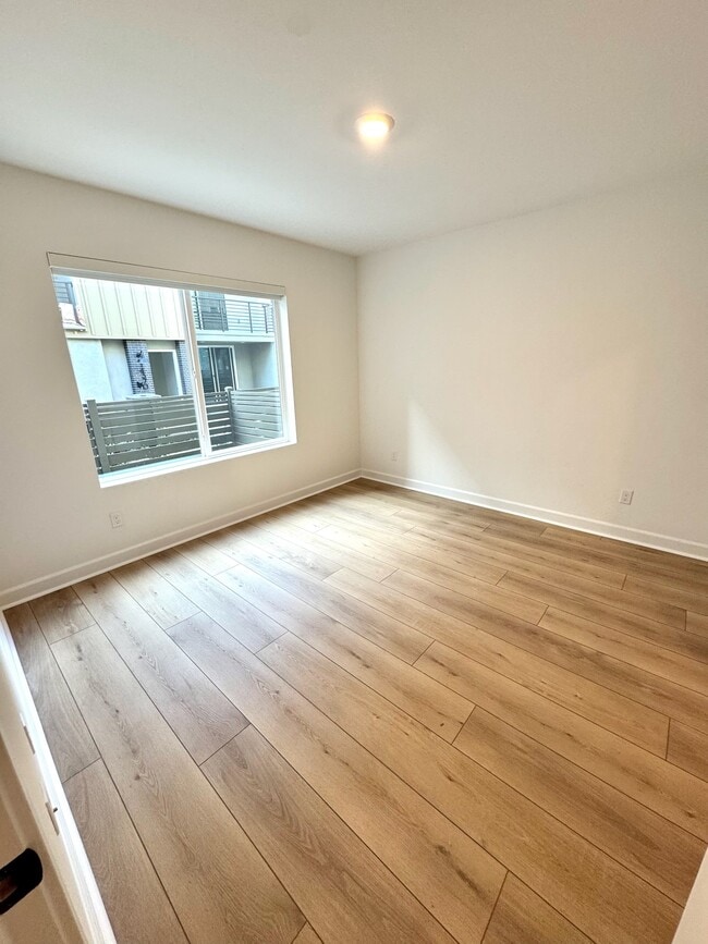 Bedroom 4, on first floor. Size: 11.7'x11.3'. Roomy bedroom with en-suite bathroom. - 14350 Savannah Ct