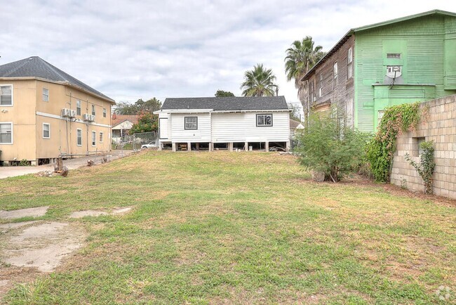 Building Photo - 907 Laredo St Rental