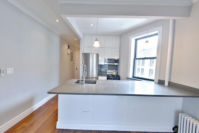 Photo - 722 Tenth Avenue (49th & 50th St), #2B Apartamento Unidad 4B